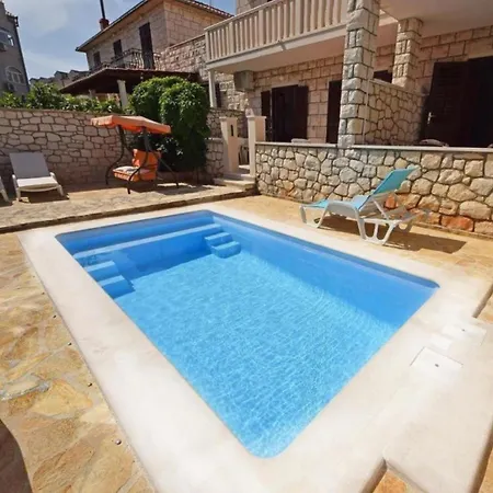 Beachfront With Outdoor Pool Hébergement de vacances