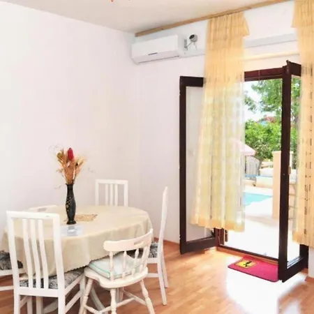 Beachfront With Outdoor Pool Hébergement de vacances *