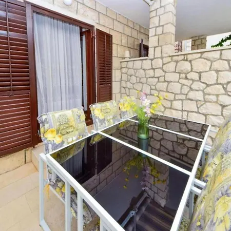 Beachfront With Outdoor Pool Hébergement de vacances *